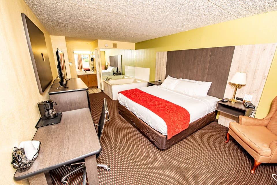 King Room With Jacuzzi | Desk, laptop workspace, free WiFi