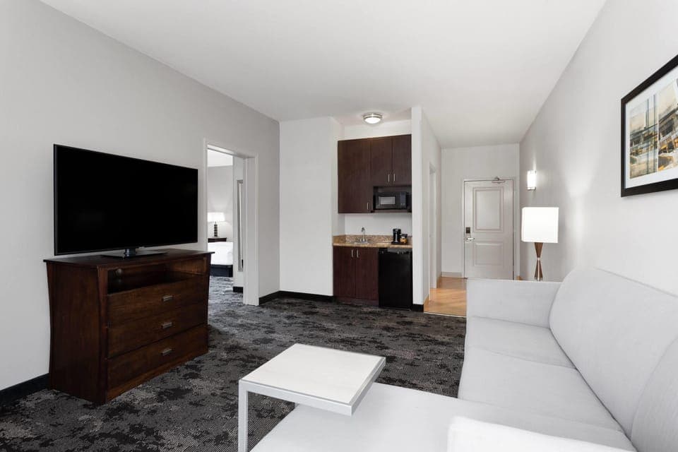 Deluxe Suite, 1 King Bed, Non Smoking | Pillowtop beds, desk, iron/ironing board, free cribs/infant beds