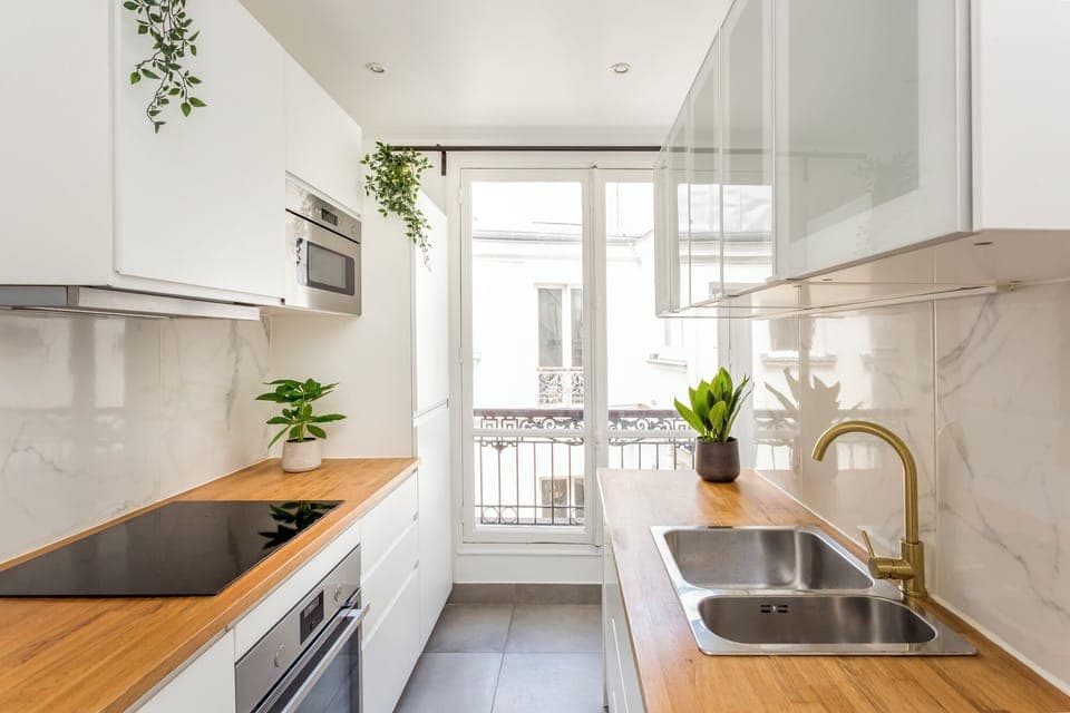 Apartment | Private kitchen | Fridge, microwave, oven, stovetop