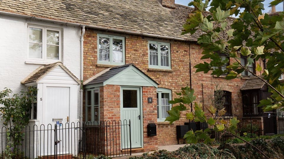 Just a stone's throw from the centre of Charlbury you can head out for an evening meal at one of the popular pubs, or shop at the deli for fresh veg to rustle up your own meal.