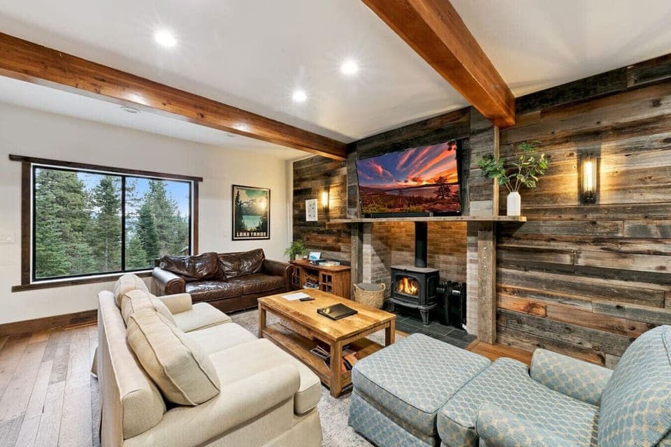 Living room with TV and Fireplace