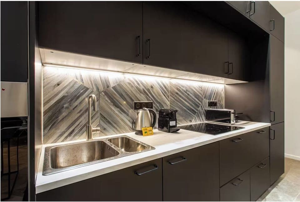 Family Apartment, 5 Bedrooms, City View | Private kitchen | Fridge, microwave, oven, stovetop