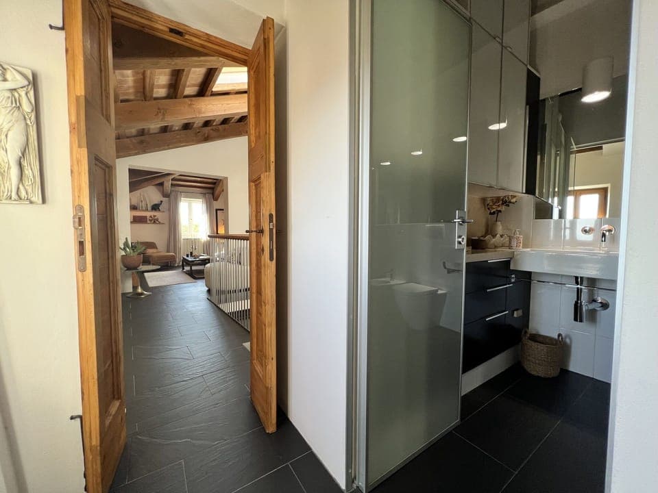 Shower, bidet, towels