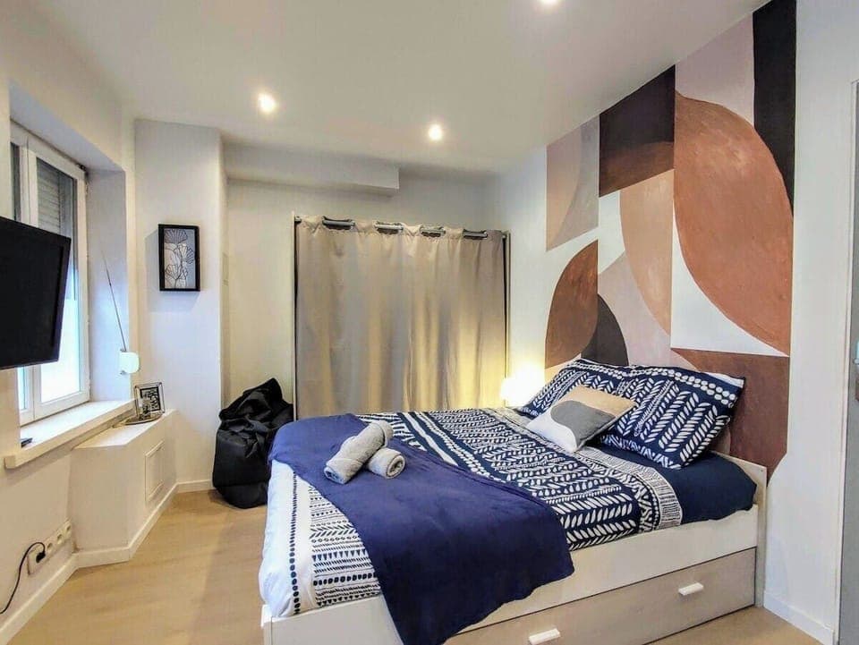 Espace couchage avec espace de rangement en dessous du lit