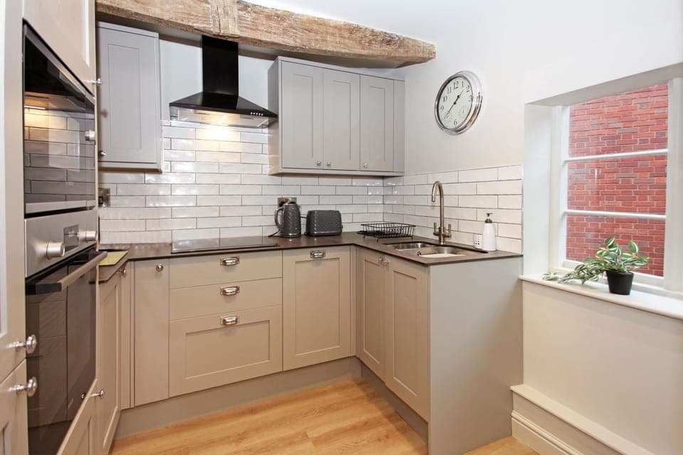 Business Apartment | Private kitchen | Full-size fridge, microwave, oven, stovetop