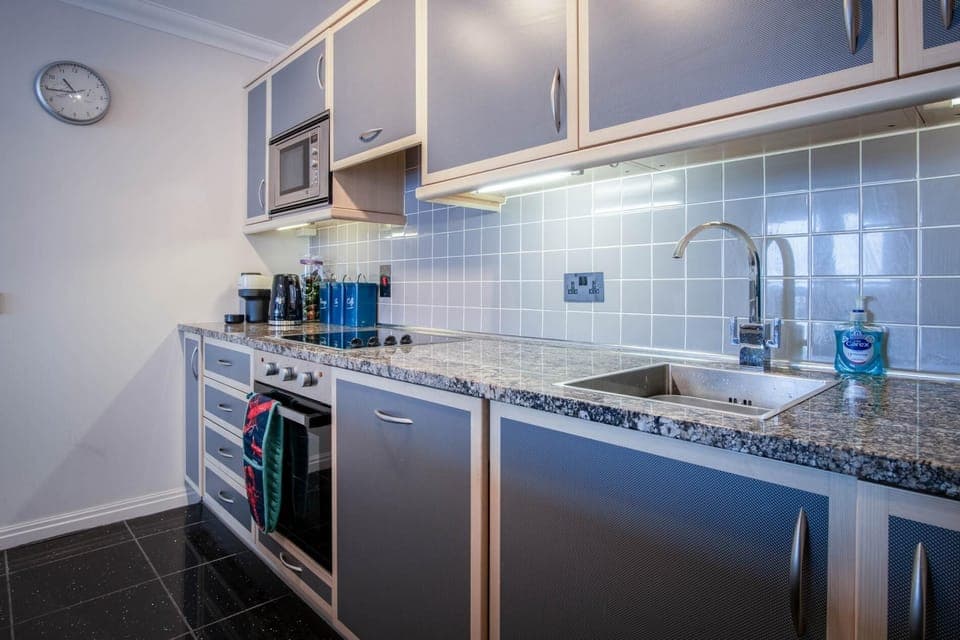 Apartment (4 Bedrooms) | Private kitchen | Microwave, oven, stovetop, dishwasher
