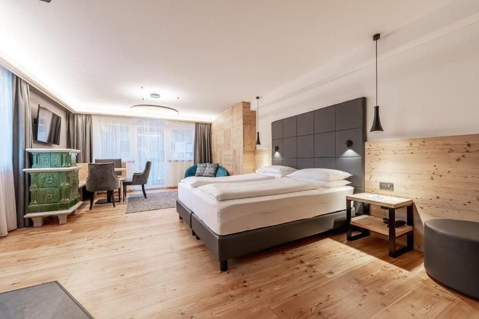 Deluxe Suite | In-room safe, desk, blackout drapes, free WiFi