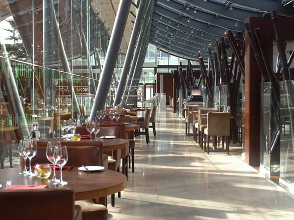 Lunch and dinner served, British cuisine