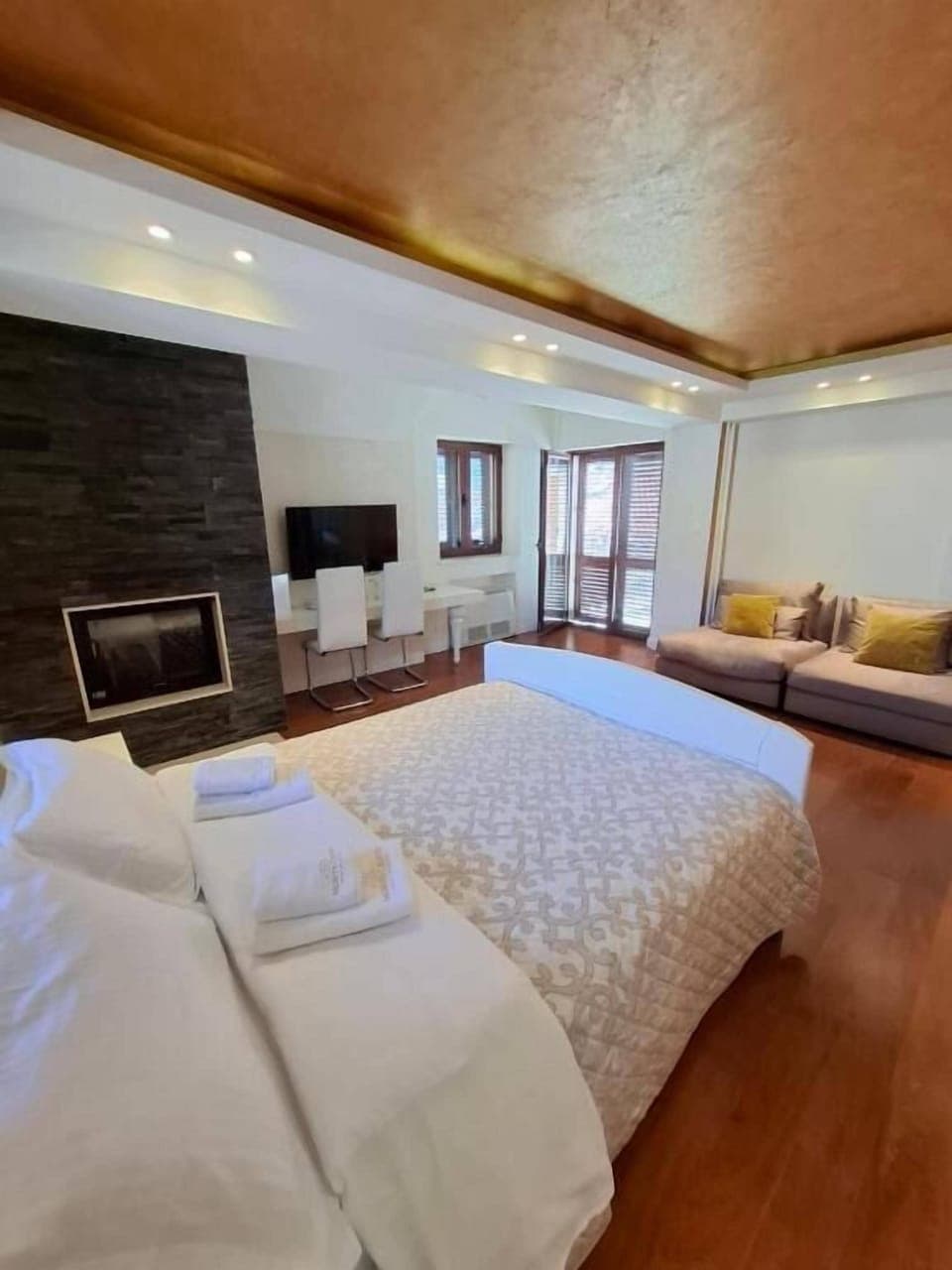 Comfort Double Room, 1 Queen Bed, Terrace, Mountain View | Iron/ironing board, free WiFi, bed sheets