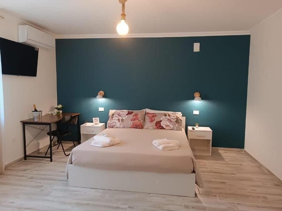 Desk, laptop workspace, free WiFi, wheelchair access