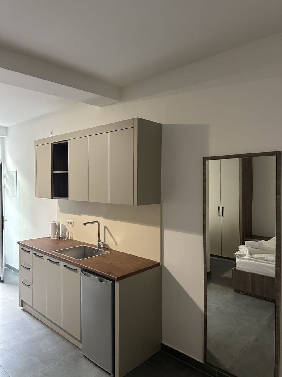 Family Room, Courtyard View | Shared kitchen | Stovetop