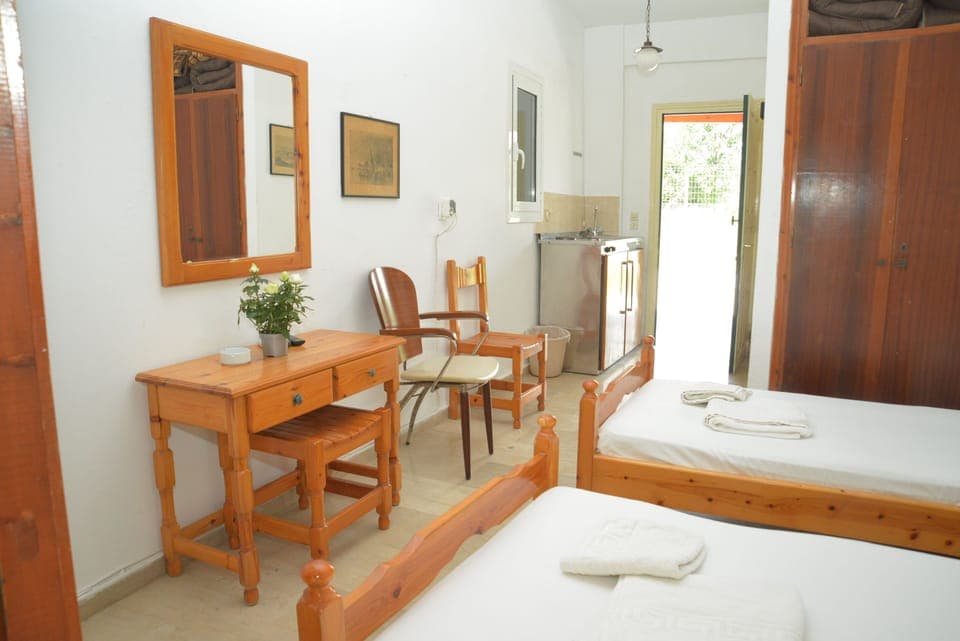 Standard Studio, Garden View | Private kitchen | Fridge, stovetop, electric kettle, cookware/dishes/utensils