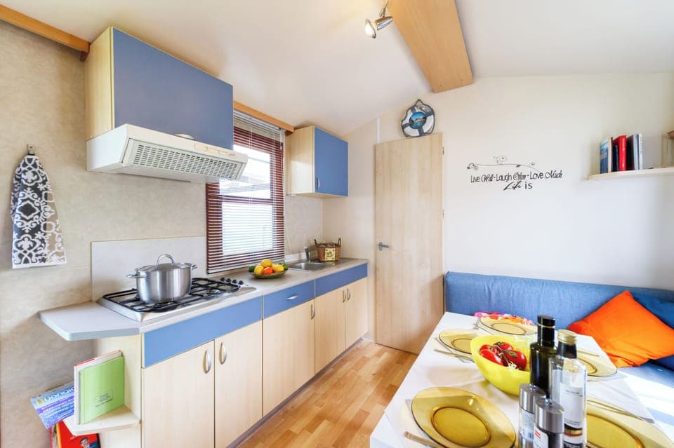 Bungalow, 2 Bedrooms | Private kitchen | Highchair