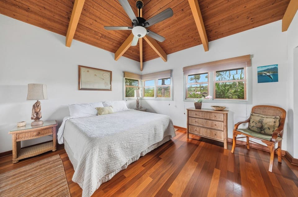 Guest room with King Bed