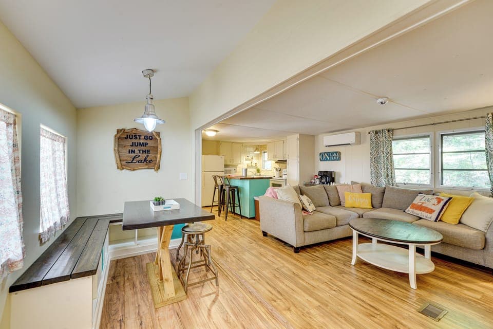 Living Room & Dining Area | Smart TV | Free WiFi | Mini-Split A/C & Heating