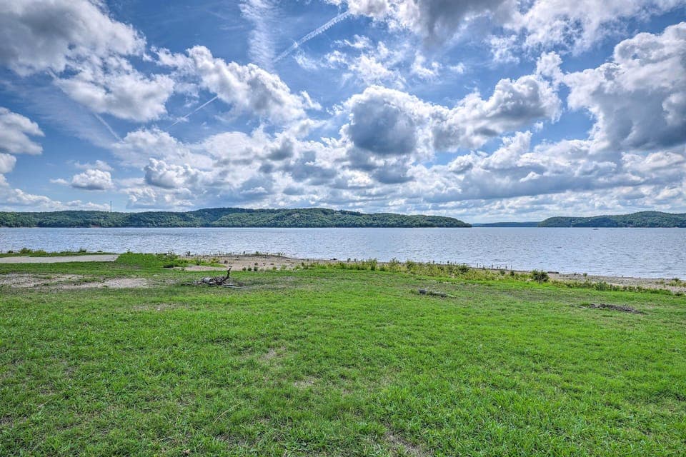 1 Mi to Community Boat Ramp on Beaver Lake