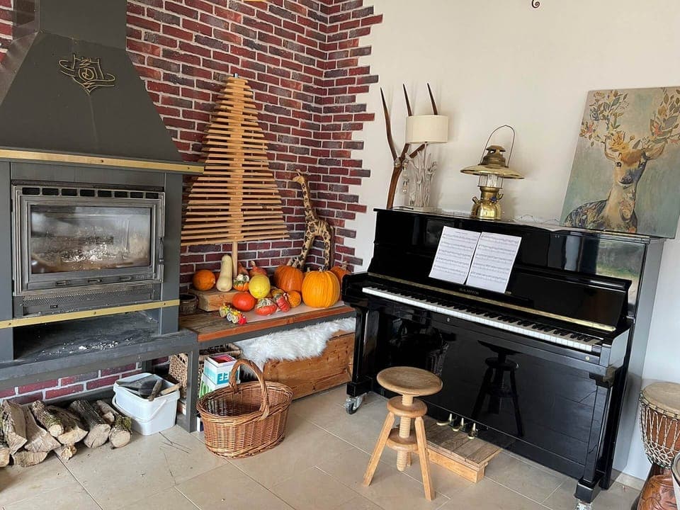 Piano et cheminée pièce commune