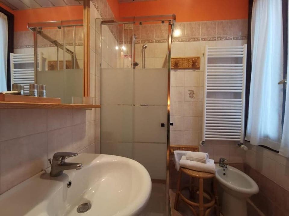 Combined shower/tub, hair dryer, towels, soap