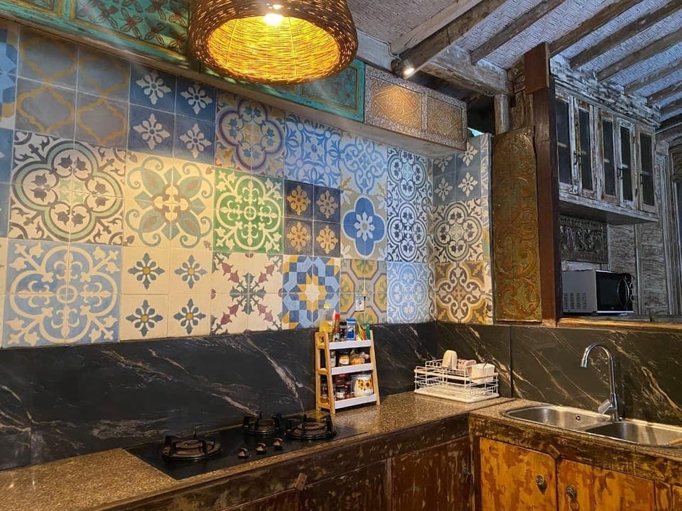 Fridge, stovetop, dishwasher, cookware/dishes/utensils