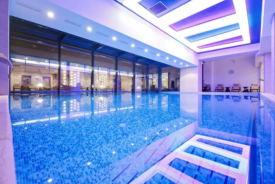 Indoor pool, sun loungers