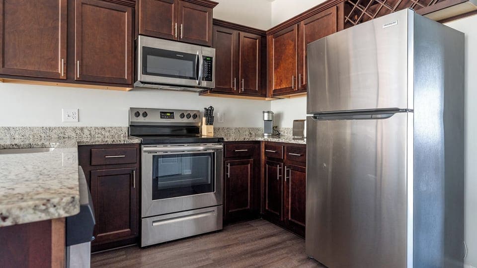 Apartment (2 Bedrooms) | Private kitchen | Fridge, microwave, oven, stovetop