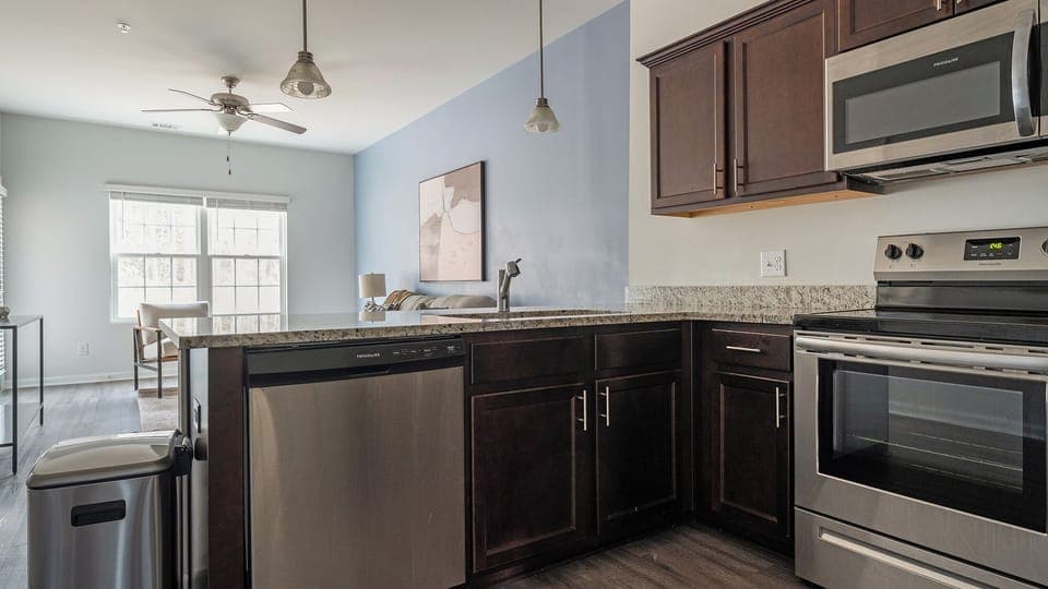 Apartment (2 Bedrooms) | Private kitchen | Fridge, microwave, oven, stovetop