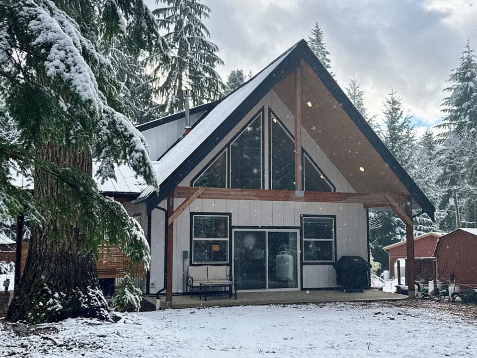 Welcome to our cozy cabin, set in a peaceful and scenic Ashford.