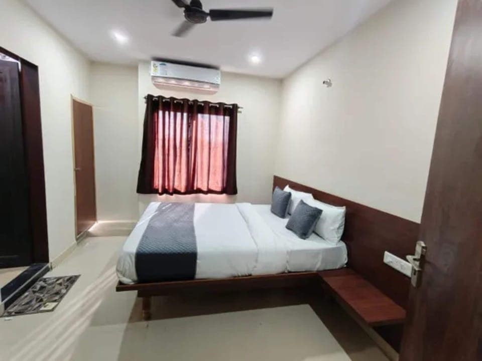 Egyptian cotton sheets, premium bedding, free WiFi, bed sheets