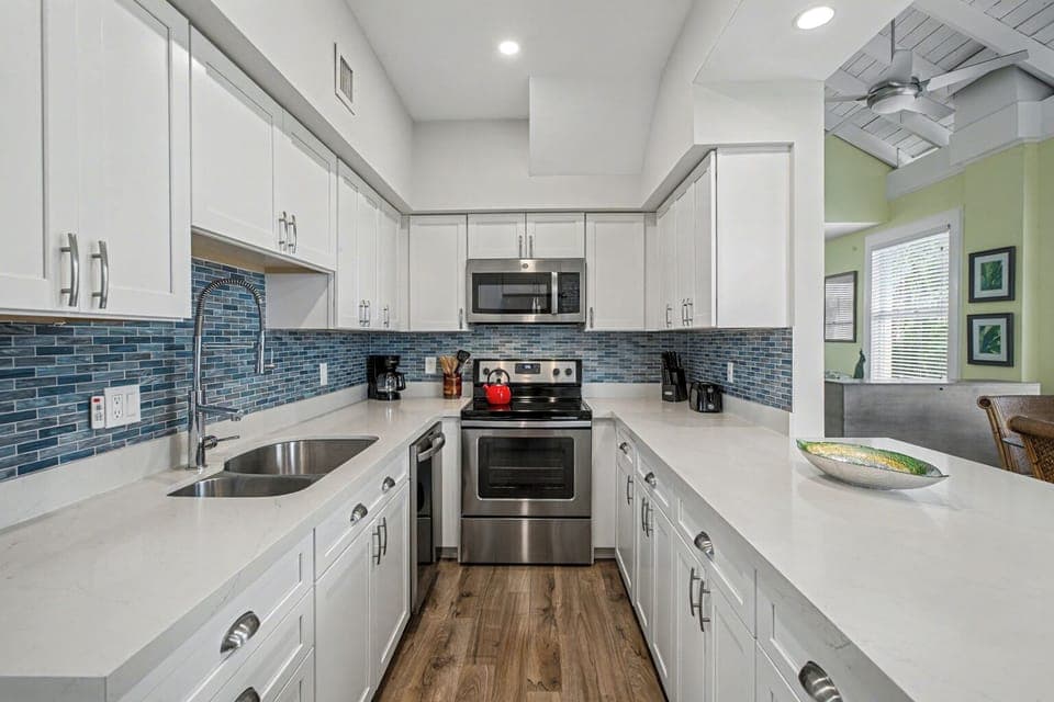 Modern kitchen between bedroom 2 and dining room, with bar. Floor 1