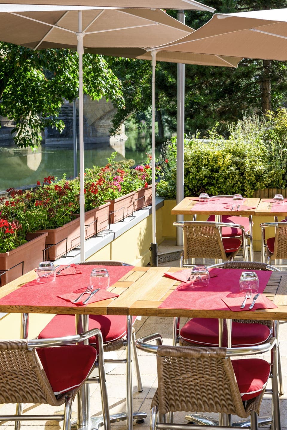 Lunch and dinner served, French cuisine