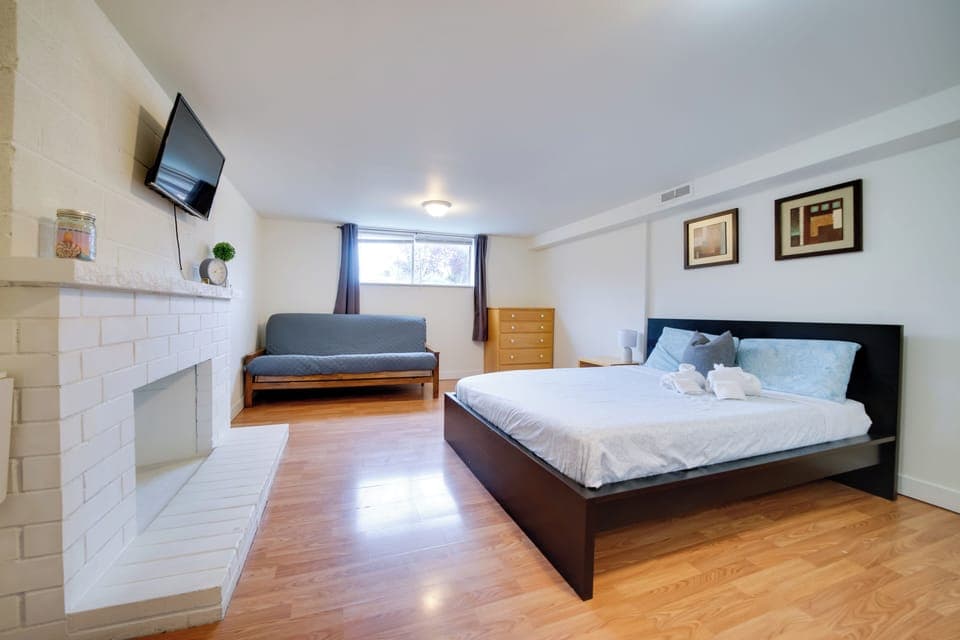 Bedroom 5 | Queen Bed | Full Futon | Smart TV | Ground Level