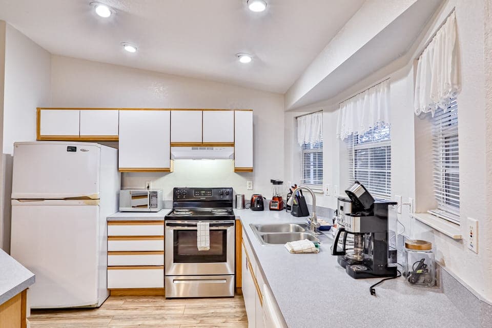 House, Multiple Beds, Patio, Garden View (Sunrise Cottage) | Private kitchen