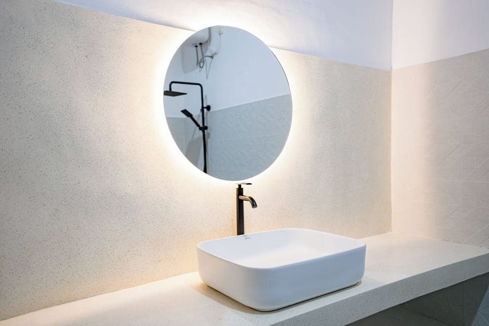 Deluxe Room | Bathroom | Free toiletries, hair dryer, towels, shampoo