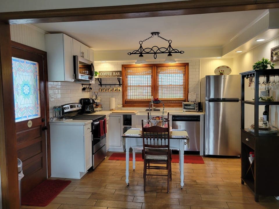 Full kitchen with wine and coffee bar 