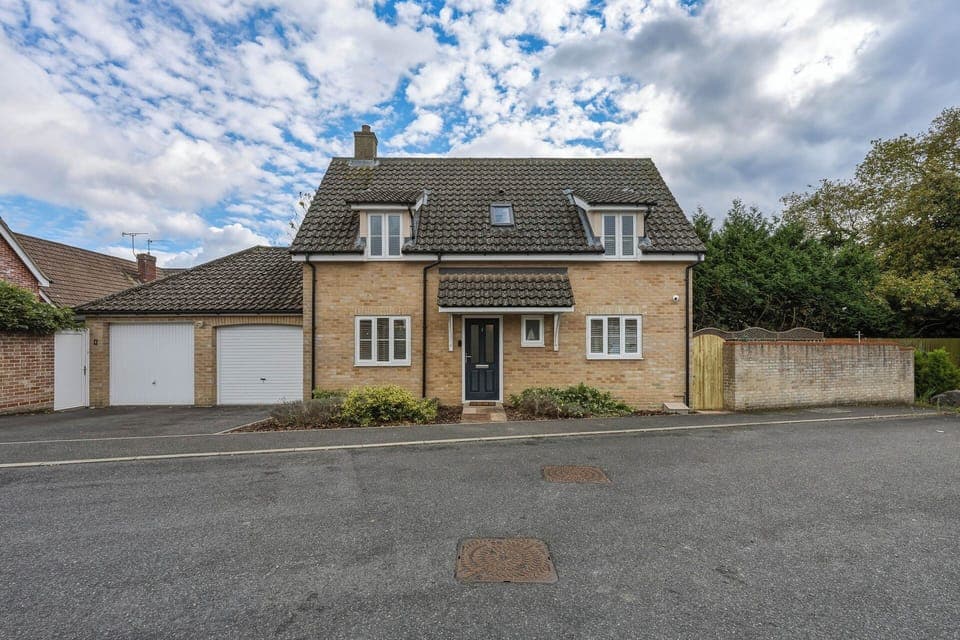 Quiet residential street with free parking and excellent transport links