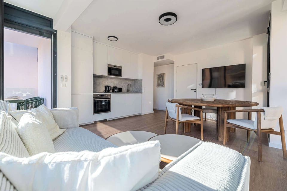 Séjour avec cuisine ouverte et coin repas