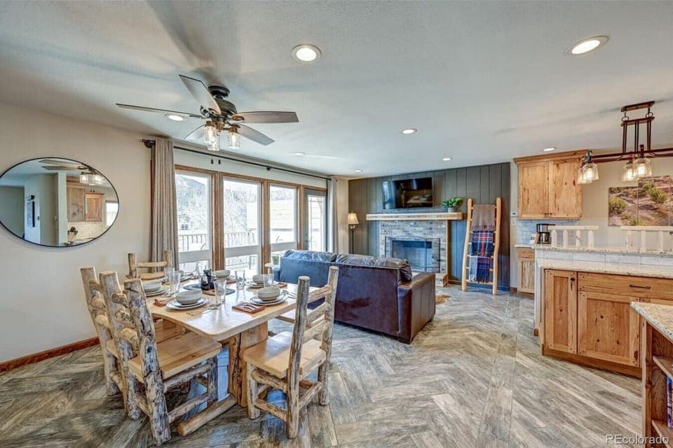Spacious living room/dining room
