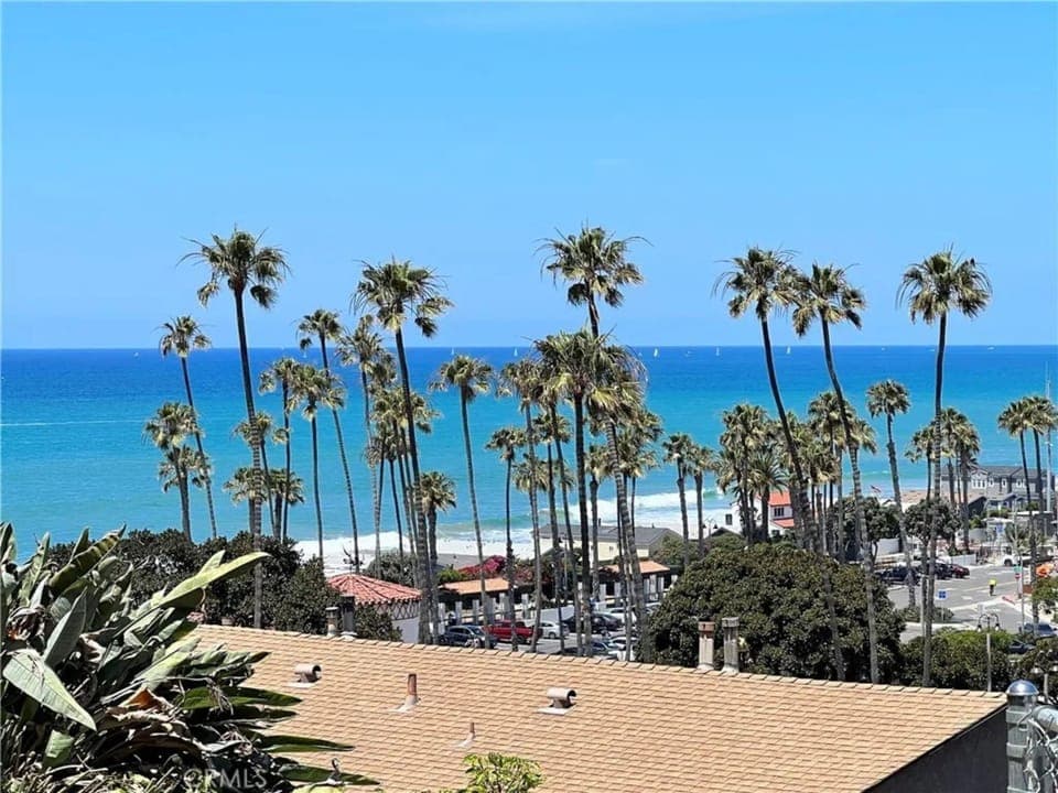 New listing from hosts with 4.99 star rating. Panoramic ocean views stretch from San Clemente’s North Beach to Dana Point Harbor. Steps from cafés, the beach, scenic coastal trails, and the free trolley, yet peacefully tucked away on the hill above it all.