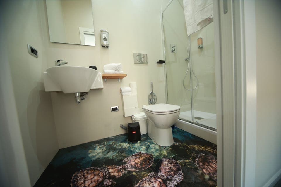 Comfort Double Room, 1 King Bed, Non Smoking | Bathroom | Shower, hair dryer, towels, soap