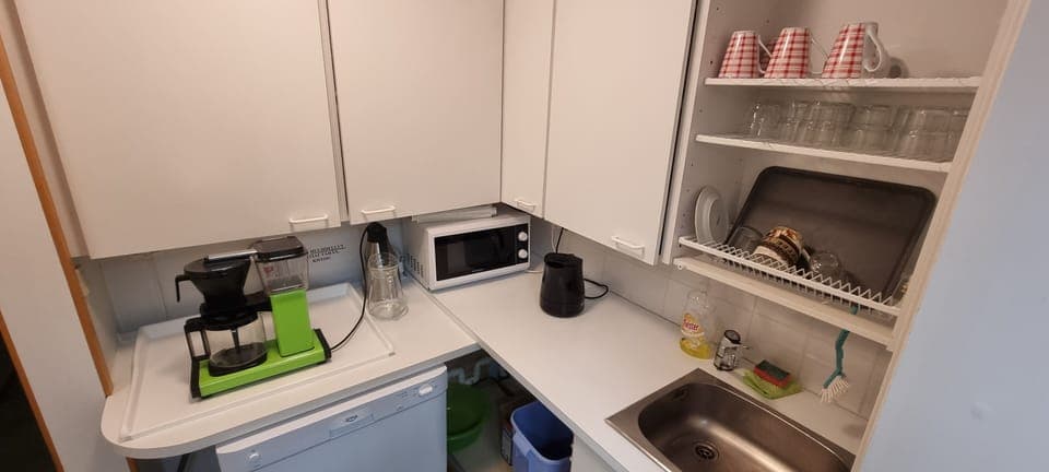 Comfort Single Room, Garden View | Shared kitchen facilities | Mini-fridge, microwave, oven, dishwasher