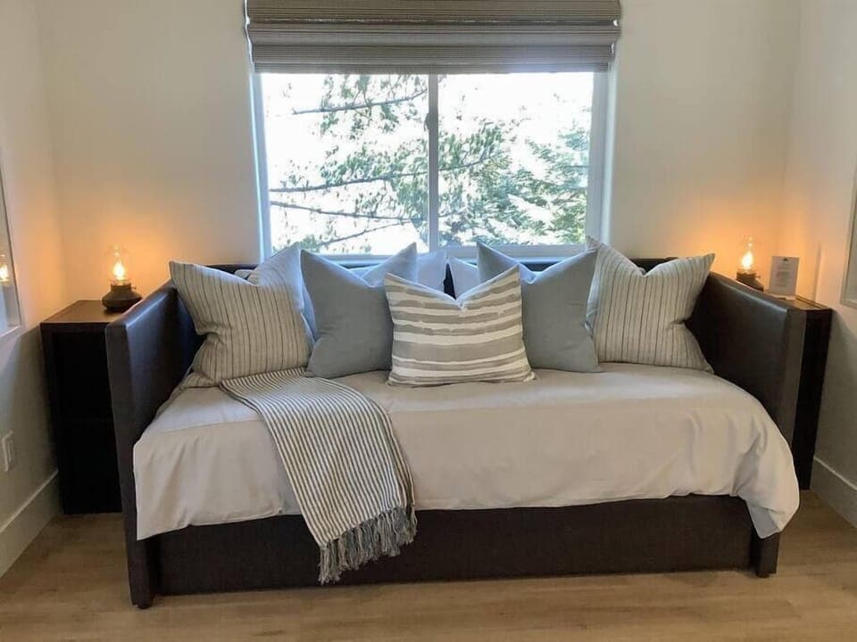 Upper Level | Peekaboo lake view