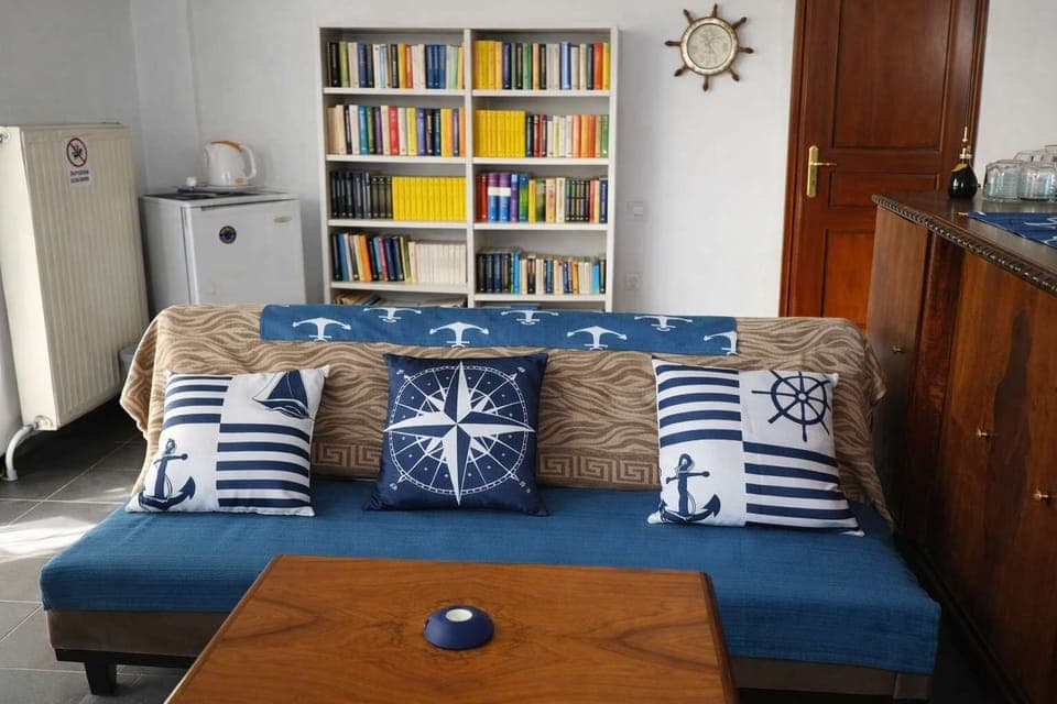 Bright and welcoming living space with comfortable seating and tasteful décor, ideal for relaxing after a day at the beach or exploring Alexandroupolis. Designed for comfort and a homely feel.
