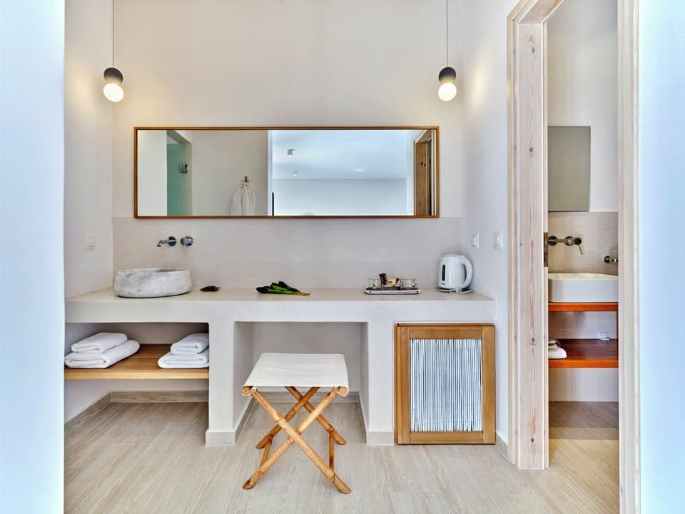 Suite Outdoor Hot Tub | Egyptian cotton sheets, premium bedding, in-room safe