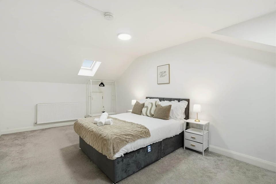 24_first floor bedroom