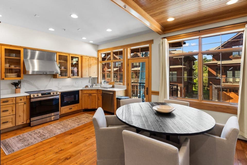 Dining area: Seating for 5, adjacent to kitchen