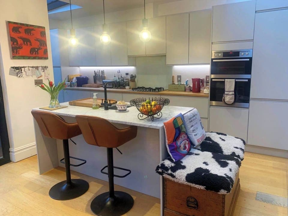 Breakfast bar/island between kitchen and dining area