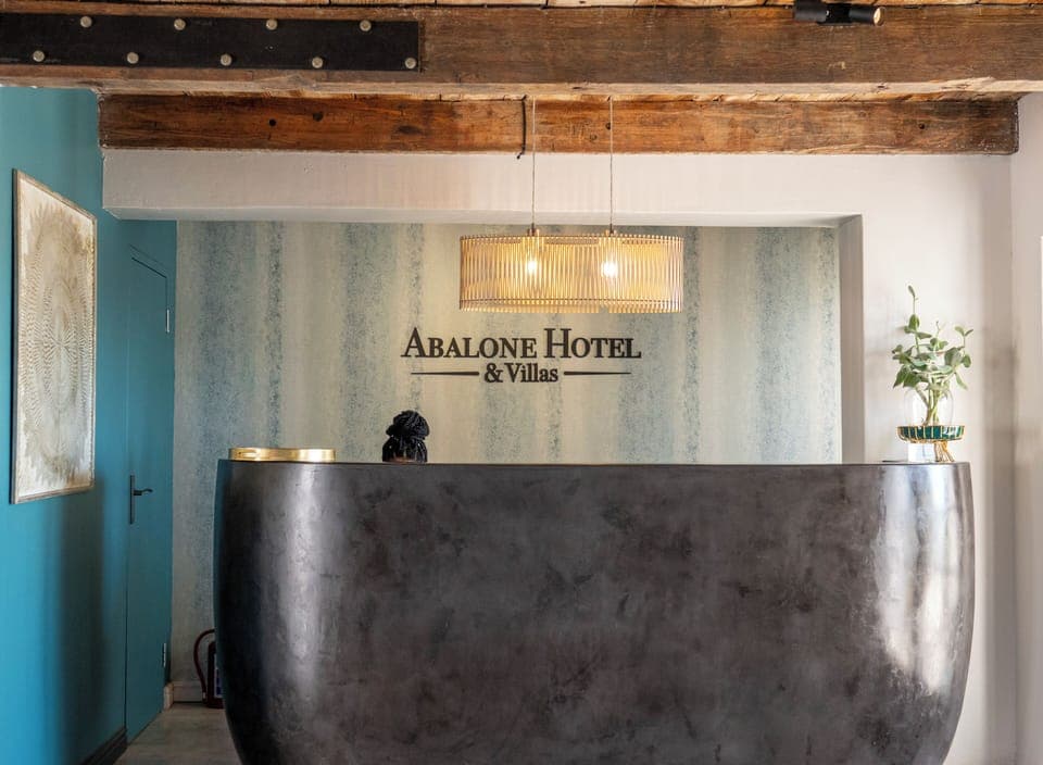 Check-in/check-out kiosk