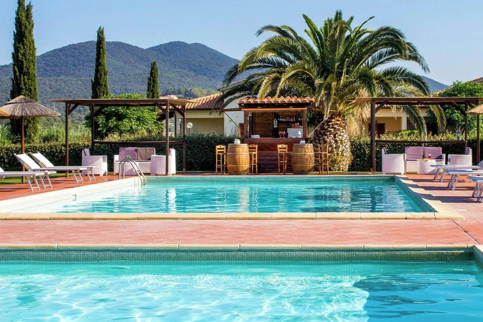 Seasonal outdoor pool, pool umbrellas, sun loungers