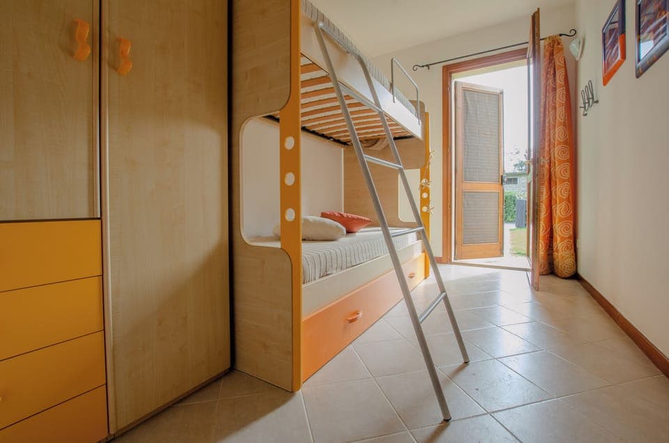 Classic Cottage, Patio, Garden View | Individually decorated, individually furnished, cribs/infant beds