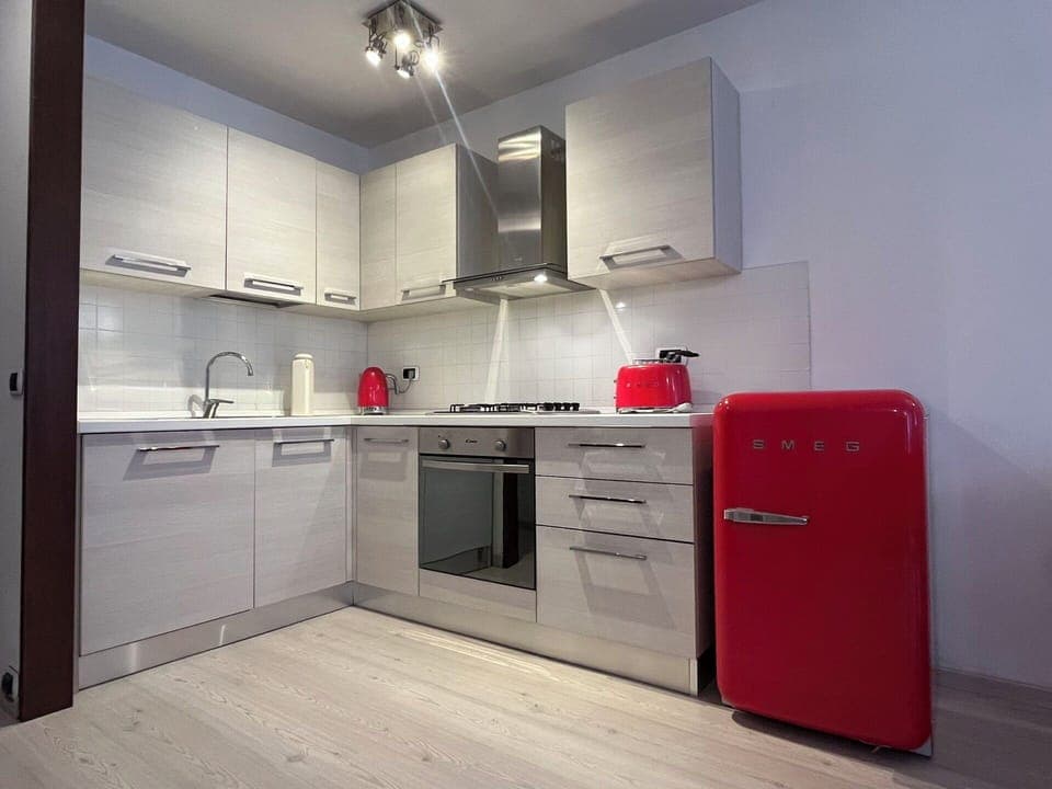 Kitchen Appliance, Kitchen, Major Appliance, Countertop, Home Appliance, Cabinetry, Interior Design, Flooring, Furniture, Refrigerator